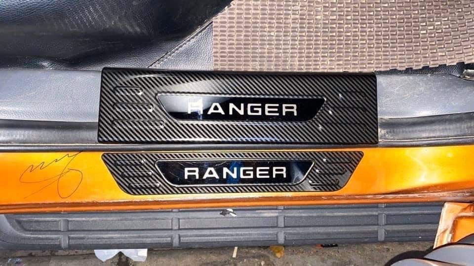 Ốp Trang Tri Bậc Trong Ngoài Xe Ranger 2016-2020 Mẫu Carbon