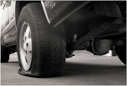 Kiểm tra tình trạng lốp xe ô tô, có thể thay thế lốp dự phòng để khách di chuyển tạm thời