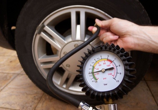 Kiểm tra áp suất lốp ô tô thường xuyên để để đảm bảo an toàn và tuổi thọ lốp