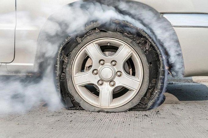 Nguyên nhân khiến lốp xe ô tô bị xịt, nổ