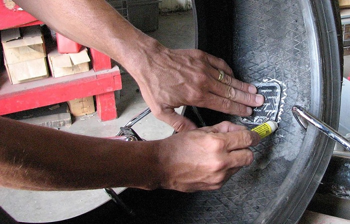 Vá lốp ô tô đúng cách giúp cố định chỗ thùng lâu dài